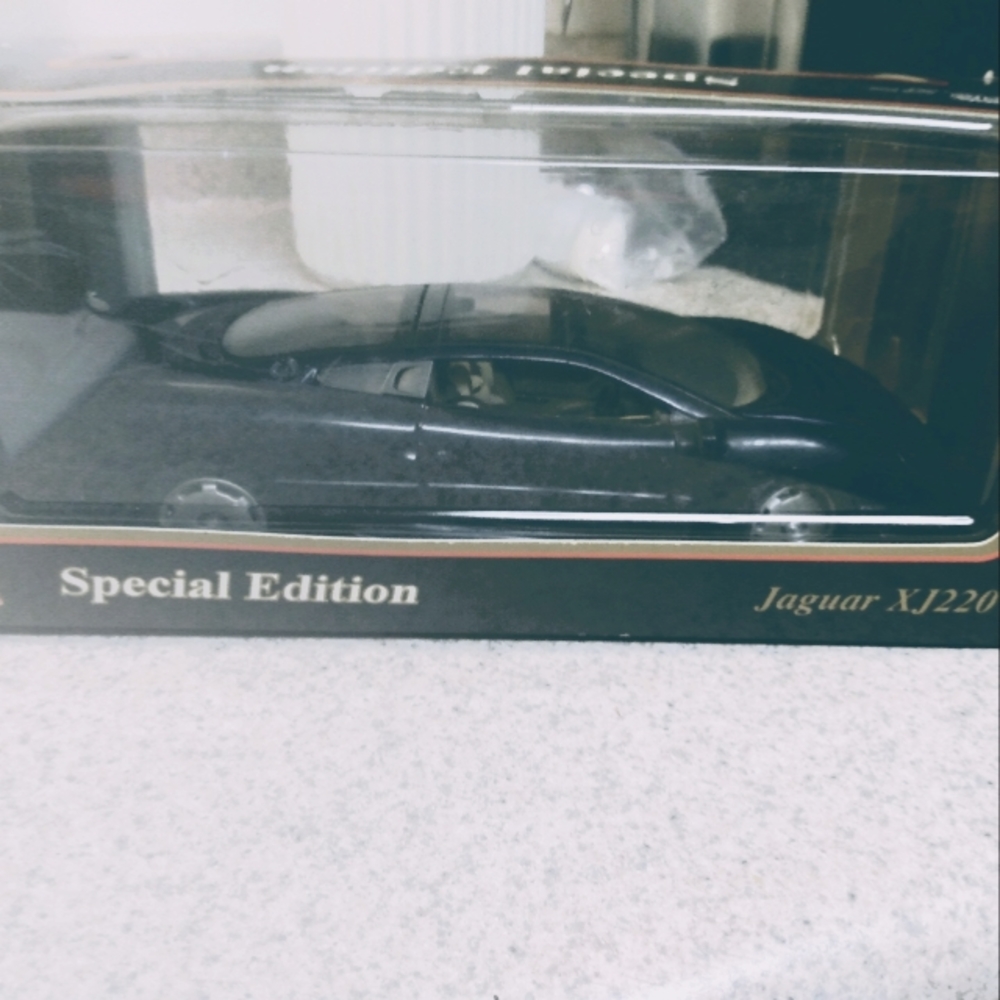 1992 1/18 scale jaguar xj220